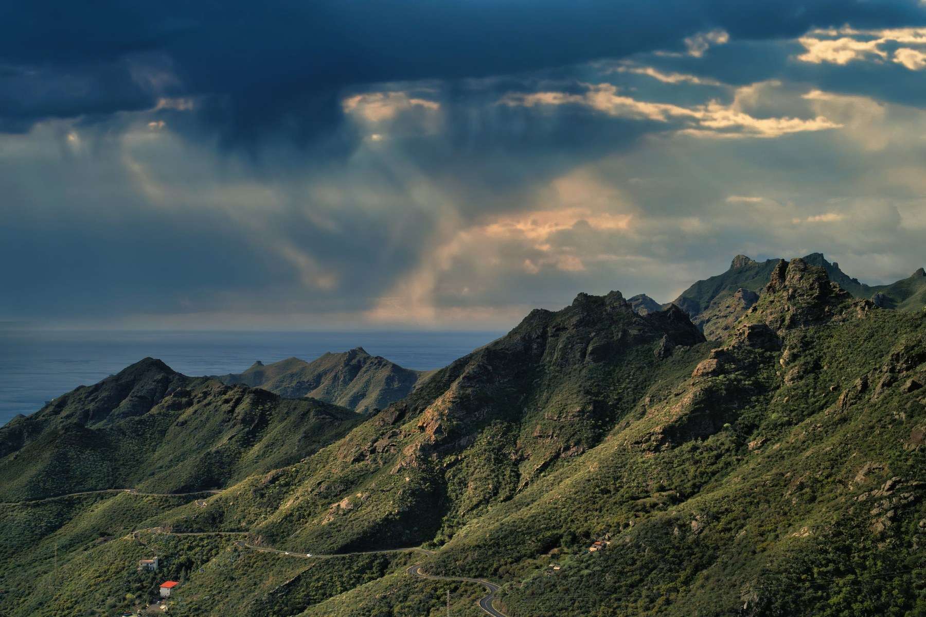 Macizo de Anaga, en Tenerife, bajo un cielo de nubes.